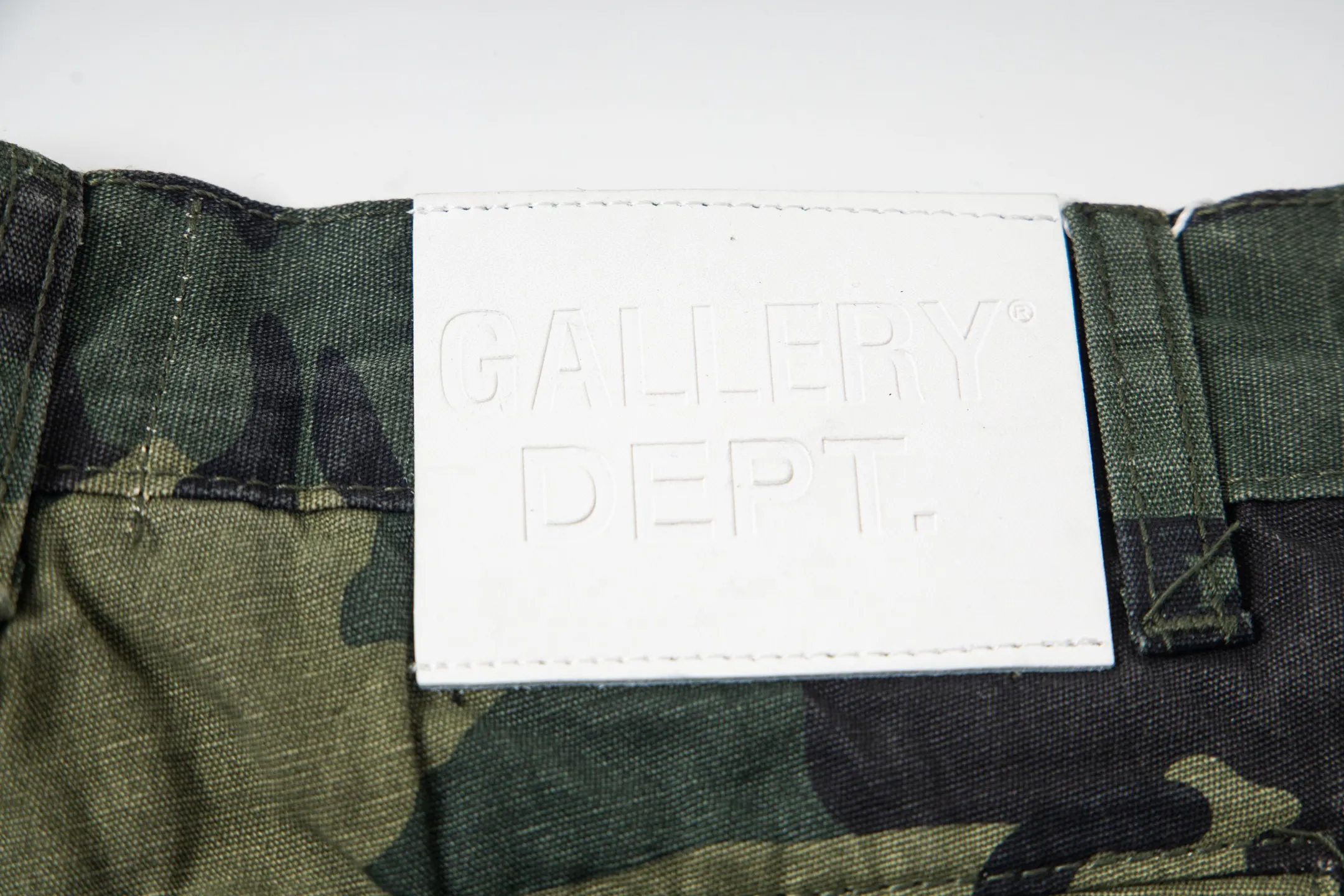 P250 Chrome Hearts Gallery 2025 new camouflage stitching multi-pocket couple bootcut jeans are a hot trend this season and are sought after by countless celebrities and fashionistas. The neat details of the cutting process add color to the playful fashion! The neat and meticulous design, and the well-fitting structure is unique. The upper body not only has outstanding recognition, but also looks younger and younger. A style with the ultimate wearing meaning and performance, gorgeous color matching, and the craftsmanship of this style is also extremely extraordinary. After the finished product is washed, it is disassembled and hand-made with sheepskin cross leather and then spliced ​​together to complete. The whole piece has too many craftsmanship to describe. It is decorated with patchwork cross flowers and high-waisted washed jeans! ! Absolutely high-end luxury product, a god-level single product, a super popular product, made by top heavy industry, a magic weapon that cannot be missed to hit the streets. Style number: 1846 Size: 28 30 32 34 36 Color: camouflage